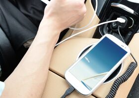 Busy punjač telefona za auto 2,4A sa spiralnim rastegljivim kablom za iPhone i USB priključkom za android 50700