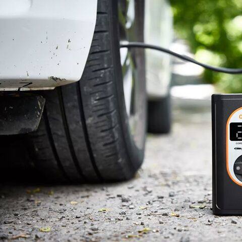 Osram OTIR4000 bežični kompresor za pumpanje guma sa punjivom Li-Ion baterijom i integrisanim LED svetlom